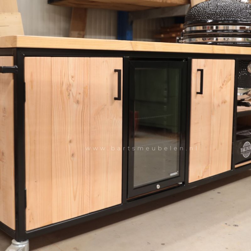 details buitenkeuken met koelkast