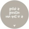 Tuincirkel beige met tekst Geluk is genieten van wat er is ⌀20cm Tuincirkel beige met tekst 'Geluk is genieten van wat er is'