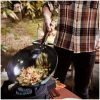 grill guru easy asia - sfeerplaatje wokpan in gebruik