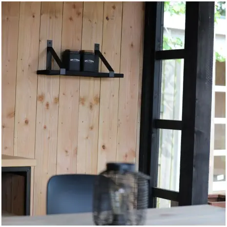 wandplank zwart met stalen beugels in overkapping