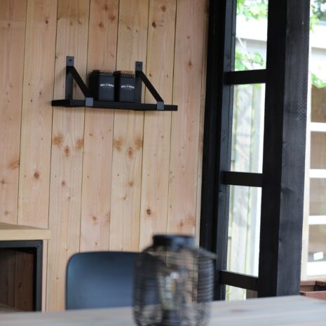 wandplank zwart met stalen beugels in overkapping