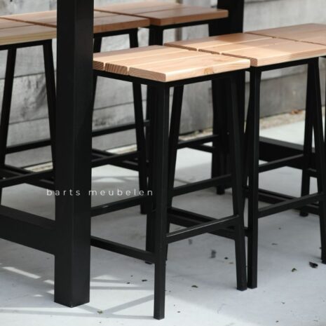 6 persoons bartafel set douglas met stalen frame - details barkrukken