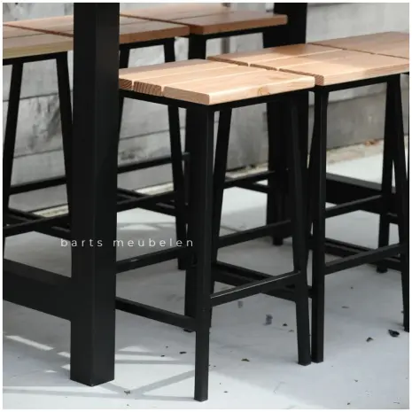 6 persoons bartafel set douglas met stalen frame - details barkrukken