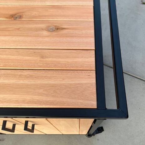 Buitenkeuken op wielen eucalyptus. detail