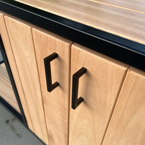 Buitenkeuken op wielen eucalyptus. detail handgrepen