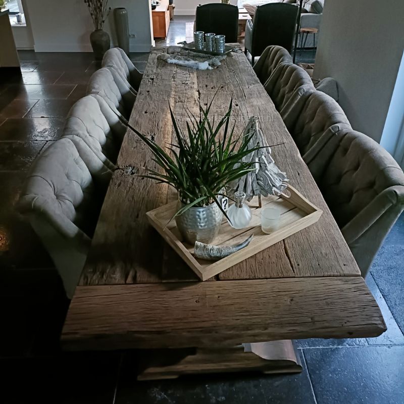 Een kloostertafel van oud hout op maat vanaf bovenaf 1