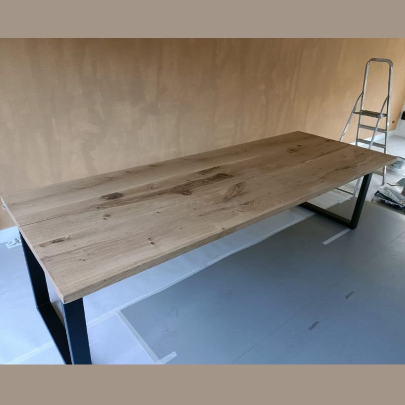 Eikenhouten boomstamtafel bij de klant