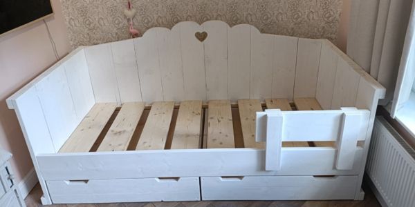Kajuitbed wit van steigerhout op de meidenkamer - sfeerplaatje
