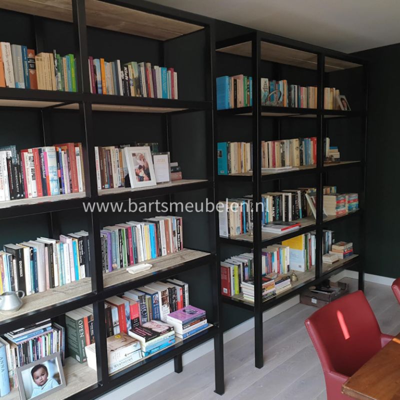 boekenkast industrieel gevuld met boeken