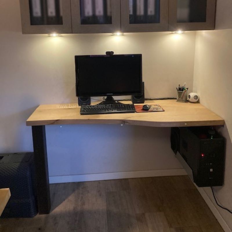 maatwerk eikenhouten bureau met wandmontage