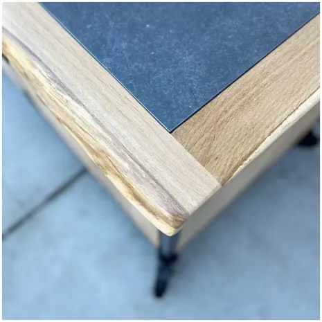 close up bbq tafel james eikenhout met keramische tegel in het blad