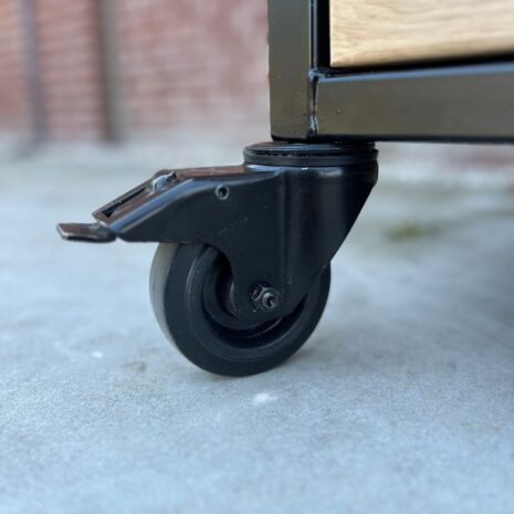 detailfoto bbq tafel james op zwarte wielen