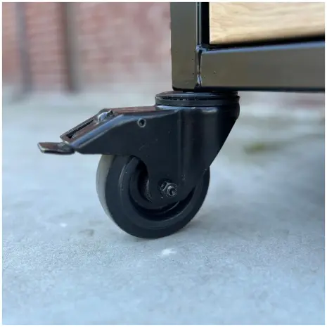 detailfoto bbq tafel james op zwarte wielen