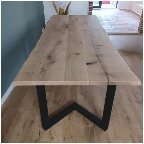 Eiken boomstamtafel 280x100cm met driehoekpoot 6x6cm - noest:scheur donker gestopt + coating op het blad