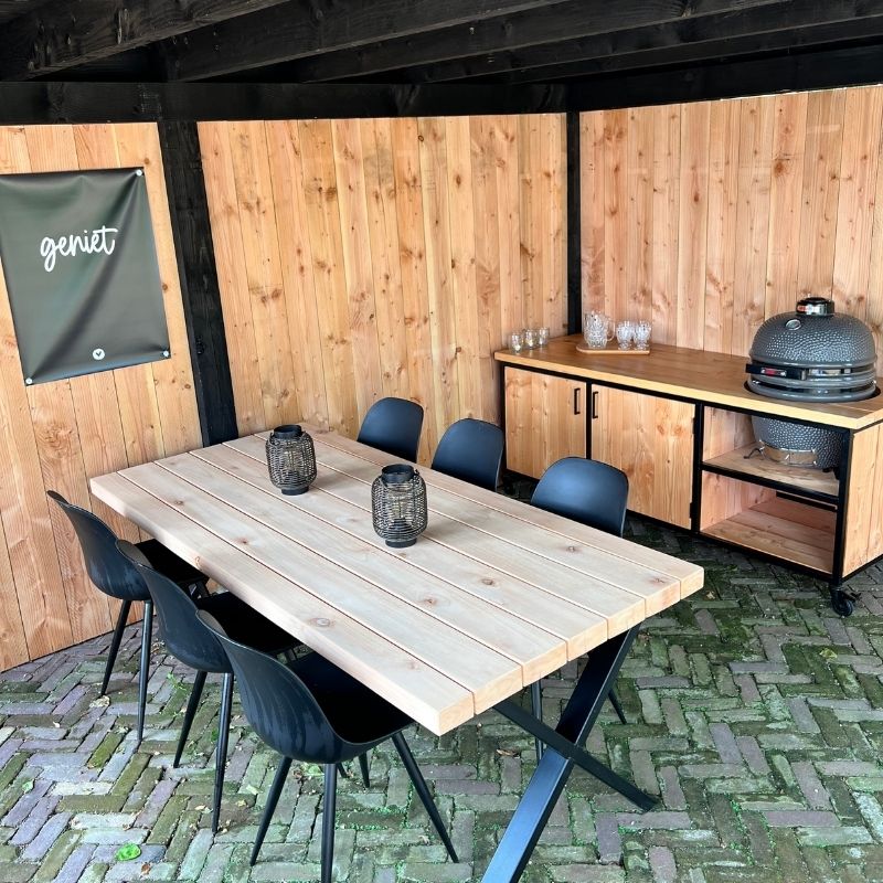 Stalen bbq tafel in overkapping met Grill Guru Large Kamado - sfeerafbeelding