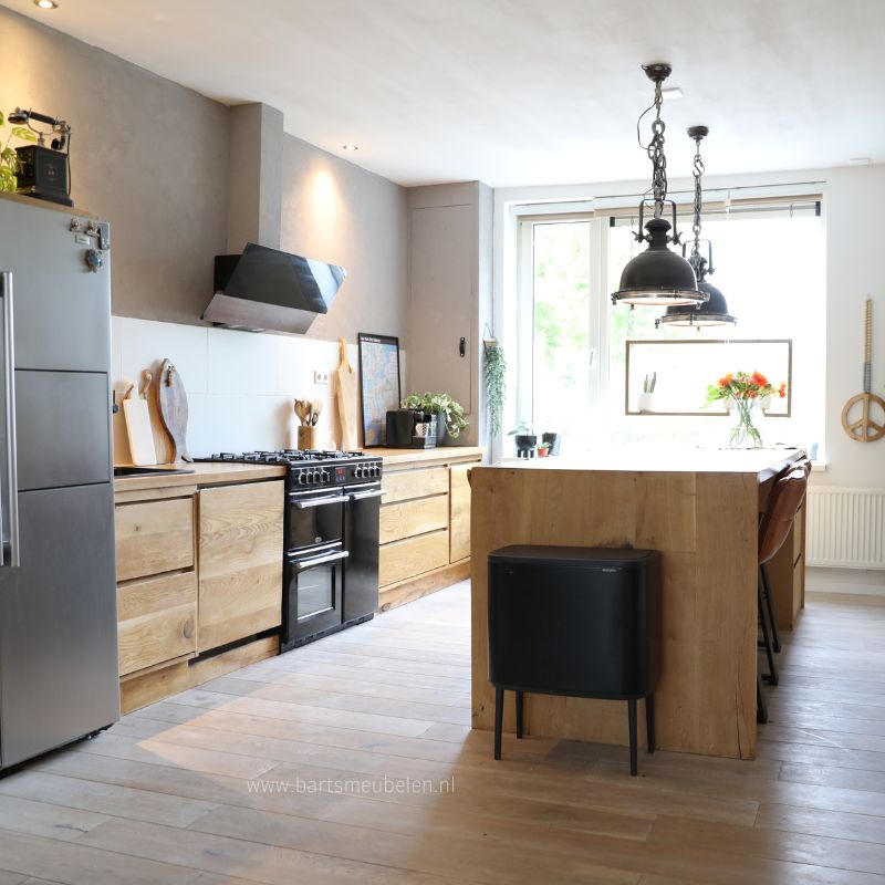 halfhoge bartafel van eikenhout op maat
