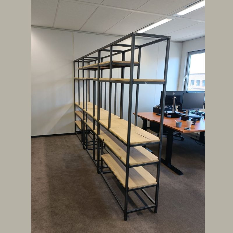 industriele vakkenkasten op een kantoorpand als roomdivider