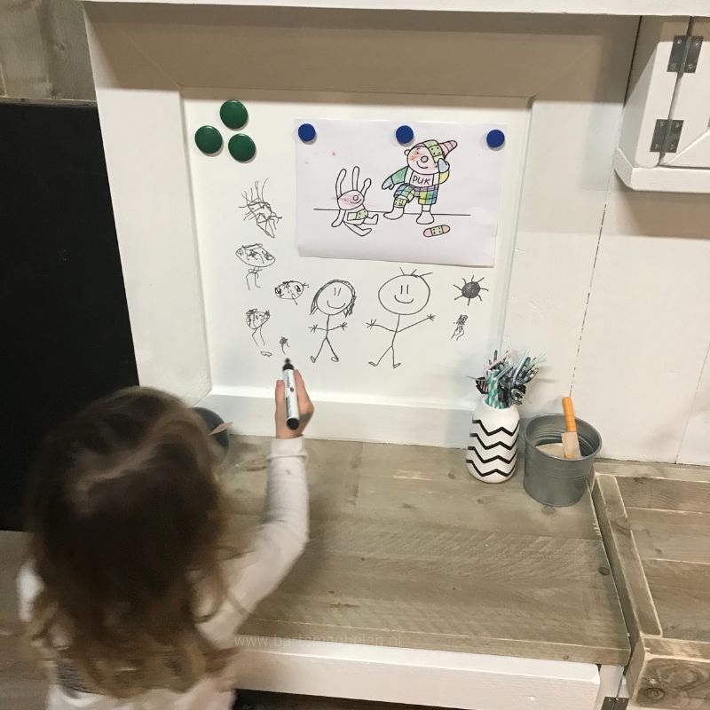 detail - maatwerk speelmeubel met bureau voor in de woonkamer