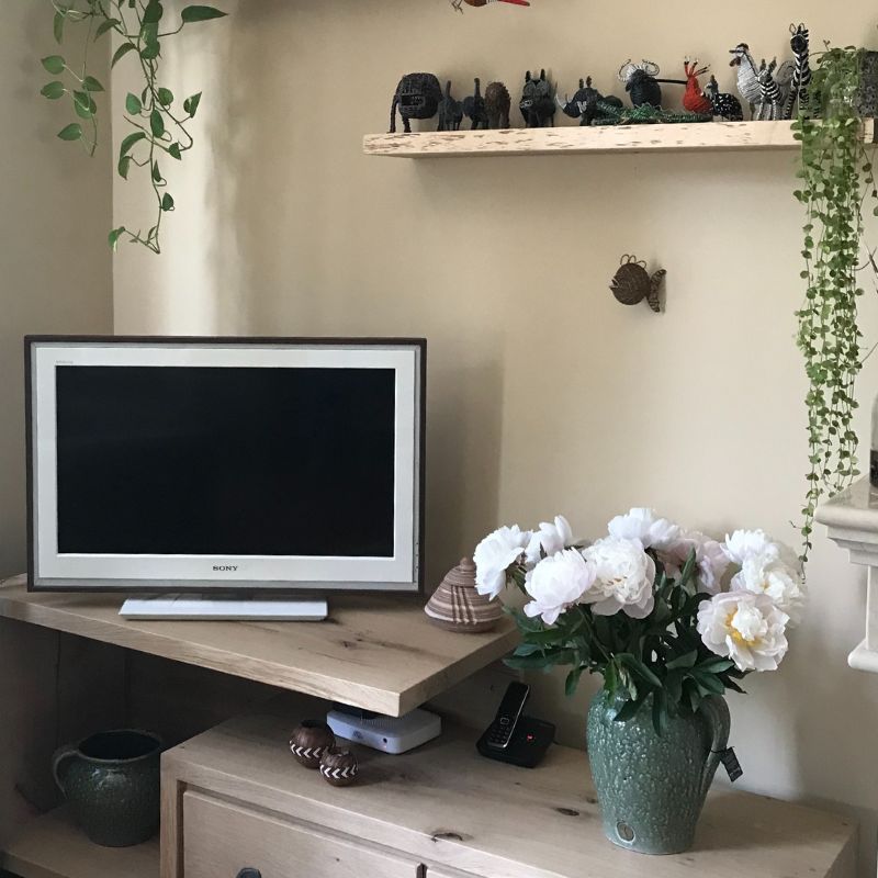 wandplank boven de tv in de woonkamer