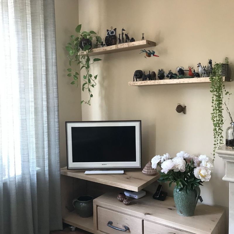 zwevende wandplanken boven het tv meubel