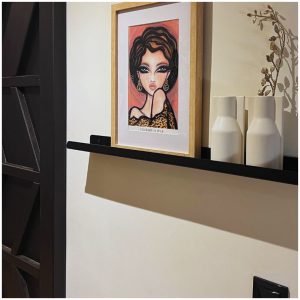 zwart stalen wandplank 80cm voor de muur