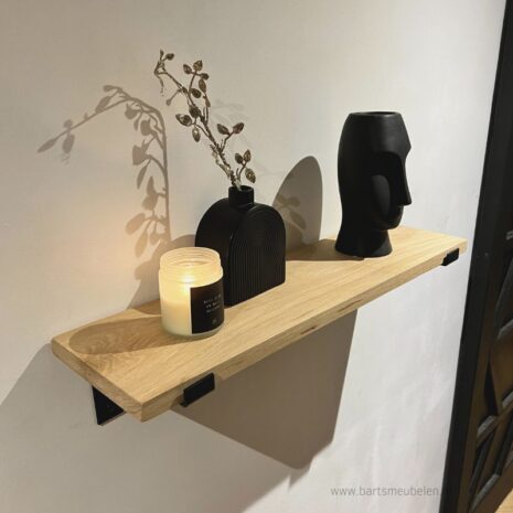 Eiken wandplank 25mm + dragende plankdragers zwart