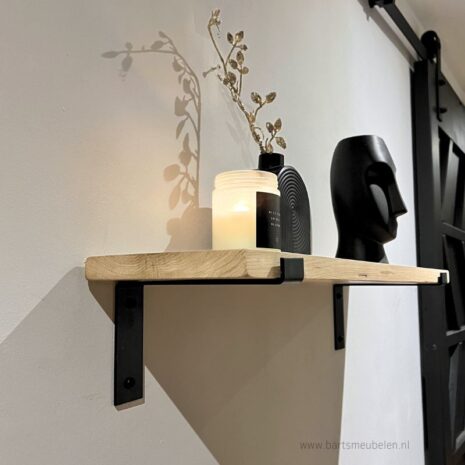 Eikenhouten wandplank 22-25mm dik + dragende plankdragers zwart metaal