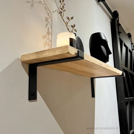 Eikenhouten wandplank 4cm dik + dragende plankdragers zwart metaal - detail plankdrager