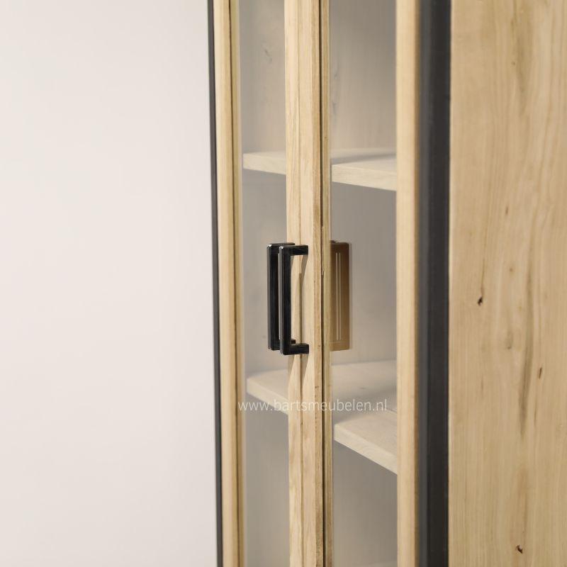 Hoge vitrinekast eikenhout, staal en glas