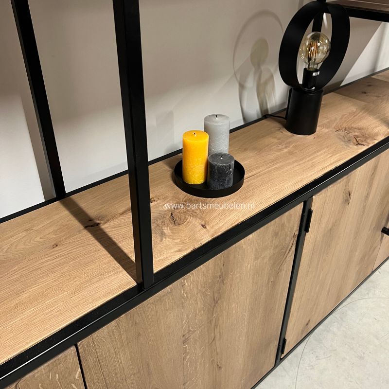 details Wandkast vintage eik en staal in Heerhugowaard