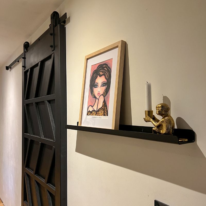 fotoplank zwart metaal in een smalle hal