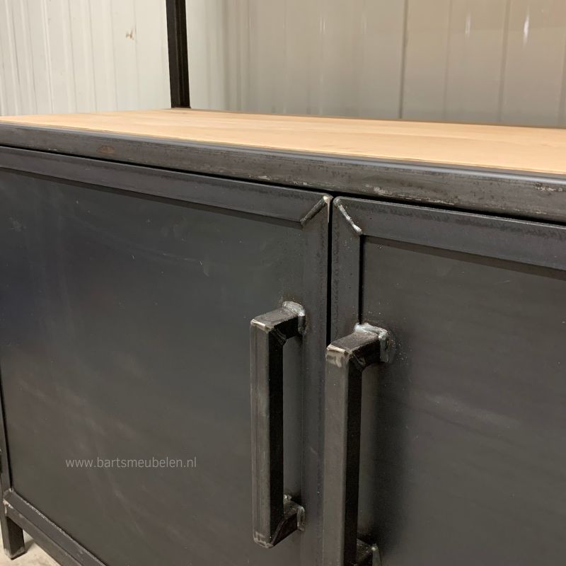 industriele kast met stalen deuren en eiken legplanken - detail handgrepen