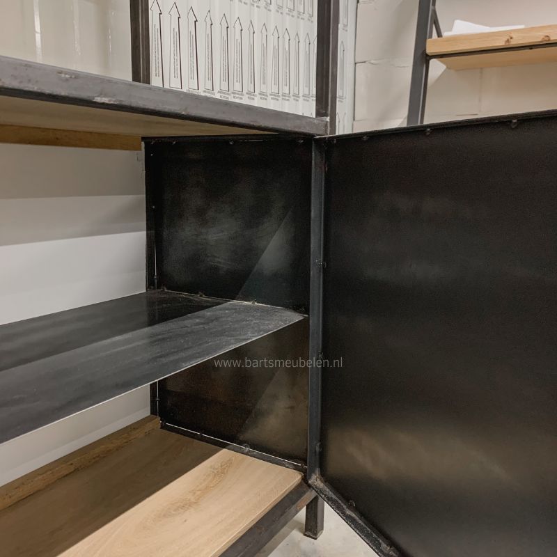 industriele kast met stalen deuren en eiken legplanken - details