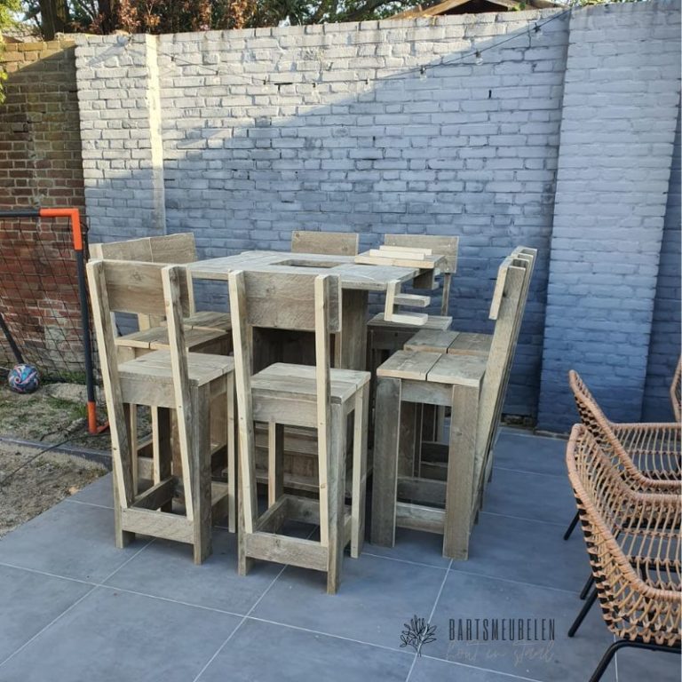 Buiten borrelen in stijl- Een bierkrat tafel met barkrukken
