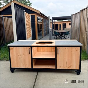 Buitenkeuken industrieel Den Haag met Douglas hout, mat zwart staal en twee keramische tegels