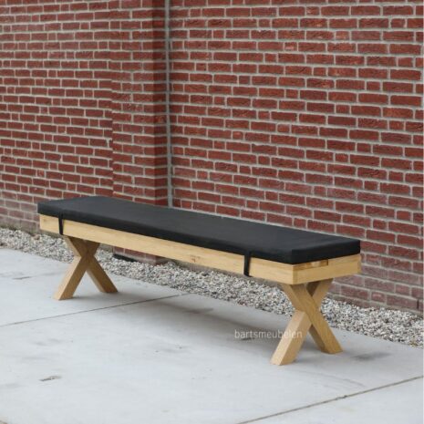 eikenhouten bankje zonder rug met zwart zitkussen