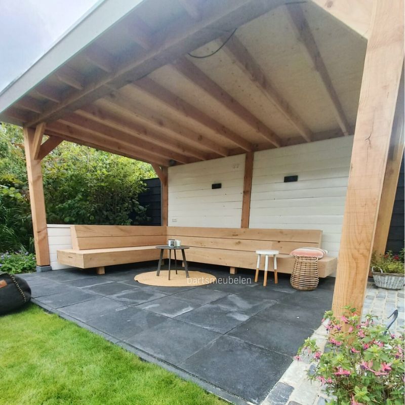 eikenhouten hoekbank in de tuin onder de overkapping