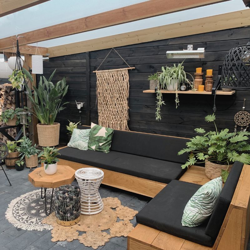 eikenhouten loungebank onder overkapping
