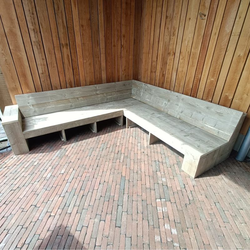 steigerhouten hoekbank van steigerhout onder de overkapping