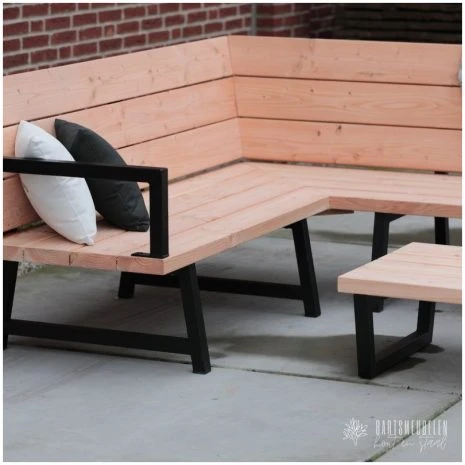 detailfoto douglashouten hoekbank met zwart metalen frame en armleuning