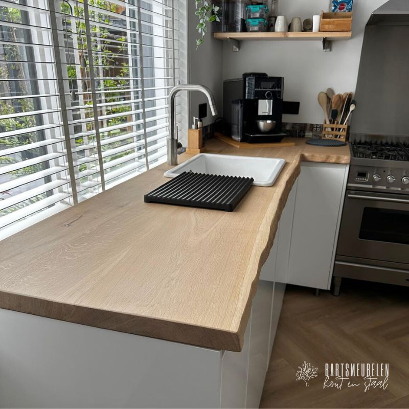 boomstamblad eikenhout op witte keuken