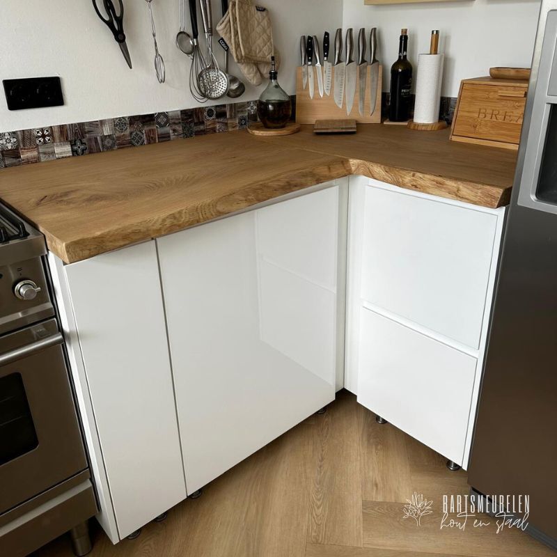hoekblad eikenhout met boomstamrand in witte keuken
