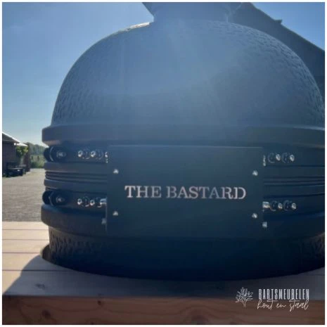 Achterzijde Buitenkeuken latjes + Bastard Urban Large