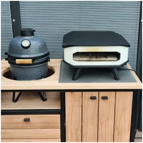 detailfoto buitenkeuken eucalyptus met compact kamado en pizza oven