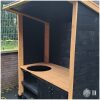details Buitenkeuken met Overkapping zwart-douglas Milaan is een stoere combinatie van een overkapping met ingebouwde buitenkeuken.