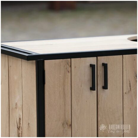 Detail-Eikenhouten-Buitenkeuken-met-zwart-stalen-frame-op-wielen