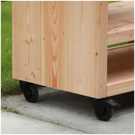 Buitenkeuken-Douglas-met-zwarte-wielen