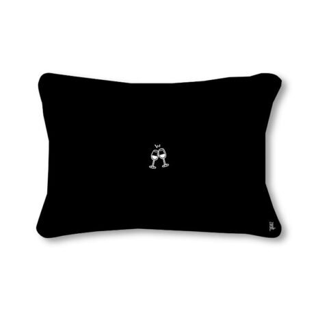 Zwart buitenkussen – ‘De voorspelling voor vanavond is 99% kans op wijn’ – 50x30 cm