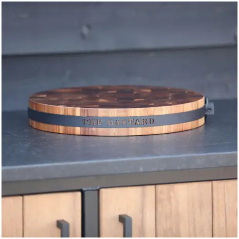 details buitenkeuken Fraké hout zwart granieten blad