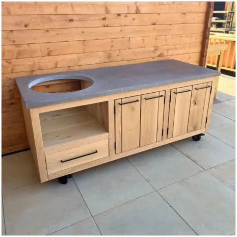 maatwerk buitenkeuken van eikenhout met keramisch blad